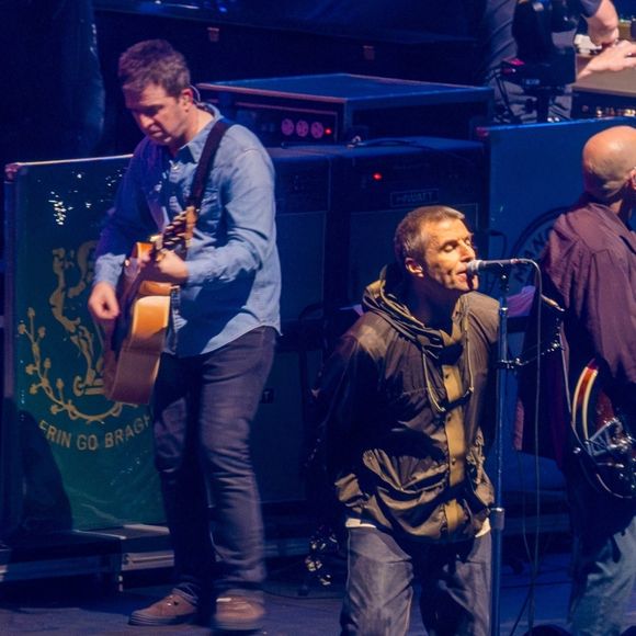 Alors que le groupe Oasis s'est reformé et est en pleine tournée, voilà que l'un des frères Gallagher vient d'être inculpé pour des crimes sexuels.
Oasis se réunit pour la première fois depuis 16 ans pour la première soirée de leur tournée à Cardiff. Noel et Liam Gallagher sont montés ensemble sur la scène du Principality Stadium pour le début de leur tournée très attendue. Les deux frères ont joué à guichets fermés en reprenant leurs tubes les uns après les autres.
©Backgrid UK/ Bestimage
