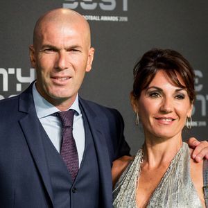 C'est en famille que Zinedine Zidane a souhaité passer du temps.
Zinedine Zidane et sa femme Véronique - Les célébrités arrivent à la cérémonie des Trophées Fifa au Royal Festival Hall à Londres, Royaume Uni. © Cyril Moreau/Bestimage