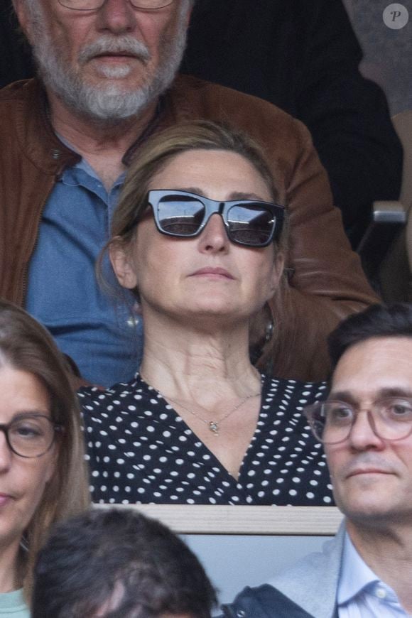 Dans le téléfilm policier "Meurtres à Chartres"

Julie Gayet en tribunes (night session) lors des Internationaux de France de Tennis de Roland Garros 2025, à Paris, France, le 6 juin 2025. © Jacovides-Moreau/Bestimage