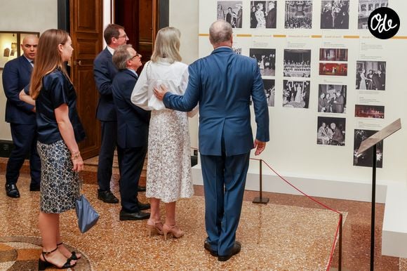 Visite de l’exposition « Le mariage du siècle » par S.A.S. le prince Albert II de Monaco, S.A.R. La princesse Caroline de Hanovre, S.A.S. la princesse Alexandra de Hanovre et les commissaires Thomas Fouilleron et Vincent Vatrican au palais princier de Monaco, le 17 juin 2026. © Jean-Charles Vinaj/Pool Monaco/Bestimage