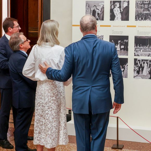 Visite de l’exposition « Le mariage du siècle » par S.A.S. le prince Albert II de Monaco, S.A.R. La princesse Caroline de Hanovre, S.A.S. la princesse Alexandra de Hanovre et les commissaires Thomas Fouilleron et Vincent Vatrican au palais princier de Monaco, le 17 juin 2026. © Jean-Charles Vinaj/Pool Monaco/Bestimage