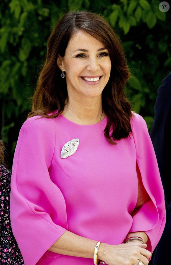 Le compte Instagram Fanroyalfamily, bien informé en matière de royauté, a en effet remarqué que la reine Mary de Danemark, la femme du roi Frederik X, a porté une robe que Kate Middleton avait déjà portée !

La princesse Marie de Danemark - Confirmation du prince Henrik de Danemark en l'Eglise danoise à Paris, le 18 mai 2023. Dana Press / Bestimage