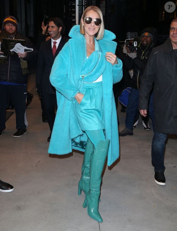Celine Dion en total look turquoise avec cuissardes et sac banane assorti dans les rues de New York. Celine arbore l'ultra tendance blunt bob (Coupe carré blond) ! Le 13 novembre 2019. Backgrid USA / Bestimage