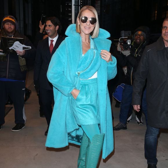 Celine Dion en total look turquoise avec cuissardes et sac banane assorti dans les rues de New York. Celine arbore l'ultra tendance blunt bob (Coupe carré blond) ! Le 13 novembre 2019. Backgrid USA / Bestimage