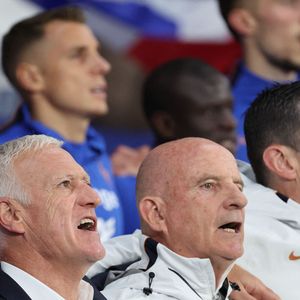 Indiquant au passage que le retour de Didier Deschamps était pour bientôt : "Il reviendra samedi ou dimanche. [...] J’ai beaucoup d’échanges avec lui, je l’ai eu il y a quelques minutes"


Didier DESCHAMPS (Sélectionneur France) et Guy STEPHAN (Entraîneur adjoint France) - Les Bleus ont remporté leur dernier match de préparation contre l'Irlande du Nord (3-1) à Lille, grâce à un triplé de M. Olise le 8 juin 2026. © Laurent Sanson/PsnewZ/Bestimage