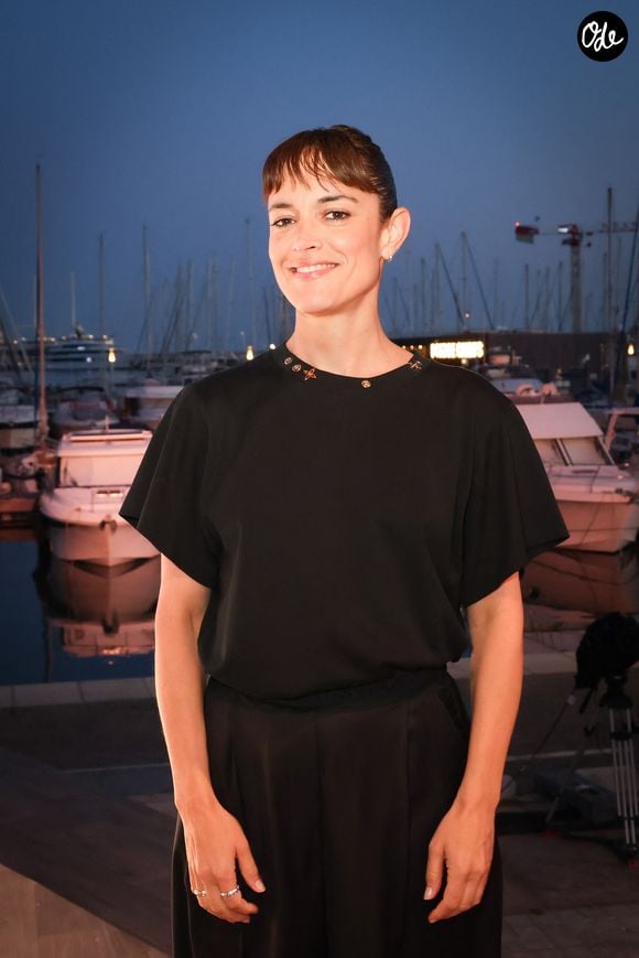 La comédienne avait aussi dressé un portrait très élogieux de Pio Marmaï, allant jusqu'à affirmer qu'il lui avait sauvé la vie.

Vimala Pons pose en backstage de l'émission "C à vous" lors du 79ème Festival International du Film de Cannes le 13 mai 2026.

© Jack Tribeca/Bestimage