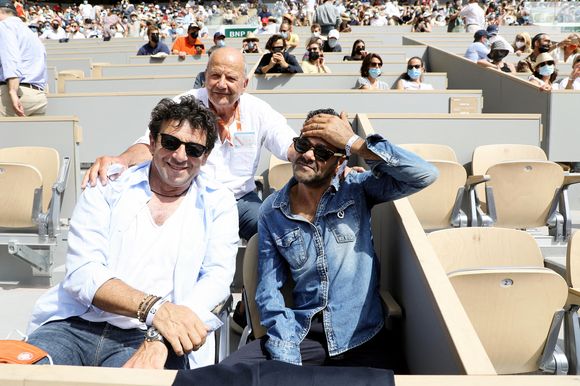 Jamel Debbouze fait le show et perturbe le match en cours et l'arbitre . Jamel Debbouze, Patrick Bruel et Marc Ladreit de Lacharrière dans les tribunes des internationaux de France Roland Garros à Paris le 12 juin 2021. © Dominique Jacovides / Bestimage
