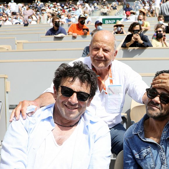 Jamel Debbouze fait le show et perturbe le match en cours et l'arbitre . Jamel Debbouze, Patrick Bruel et Marc Ladreit de Lacharrière dans les tribunes des internationaux de France Roland Garros à Paris le 12 juin 2021. © Dominique Jacovides / Bestimage