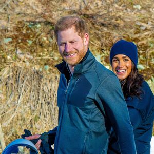 Malgré la distance qui les sépare, la duchesse de Sussex suit les déplacements de son époux.

Le prince Harry, duc de Sussex, et Meghan Markle, duchesse de Sussex, assistent au deuxième jour de l'événement One Year to Go avant les Invictus Games Vancouver Whistler 2025 au Mountain Square à Whistler, Canada, le 15 février 2024. © Mischa Schoemaker/ABACAPRESS.COM