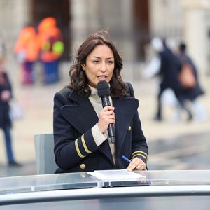 Exclusif - Leïla Kaddour-Boudadi présente le journal de 13 heures de France, depuis le parvis de la cathédrale Notre Dame de Paris, à l'issue de la première messe célébrée pour sa réouverture, le 8 décembre 2024.
© Cyril Moreau / Bestimage