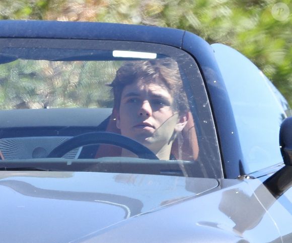 Elle a partagé des vidéos complices avec son fils cadet, Jayden Federline, dans lesquelles ils se prennent en photo devant un miroir. 

EXCLUSIVE Thousand Oaks, CA L'air solennel après quelques jours difficiles, Jayden Federline a été aperçu quittant le manoir de sa mère Britney Spears à Thousand Oaks, grimpant au volant de l'une des élégantes voitures de sport Mercedes de la pop star. L'adolescent semblait plongé dans ses pensées suite à la récente affaire de conduite en état d'ivresse de sa mère Britney.



Sur la photo : Jayden Federline