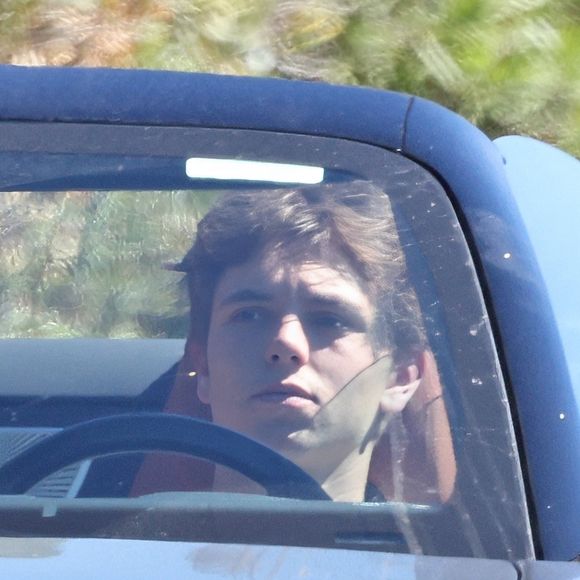 Elle a partagé des vidéos complices avec son fils cadet, Jayden Federline, dans lesquelles ils se prennent en photo devant un miroir. 

EXCLUSIVE Thousand Oaks, CA L'air solennel après quelques jours difficiles, Jayden Federline a été aperçu quittant le manoir de sa mère Britney Spears à Thousand Oaks, grimpant au volant de l'une des élégantes voitures de sport Mercedes de la pop star. L'adolescent semblait plongé dans ses pensées suite à la récente affaire de conduite en état d'ivresse de sa mère Britney.



Sur la photo : Jayden Federline