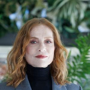 Le 8 avril 2026, Rome, Italie : Isabelle Huppert assiste au photocall pour le film "La femme la plus riche du monde" au Sofitel HTL Villa Borghese. (Crédit photo : © Emanuela Vertolli/SOPA Images via ZUMA Press / Bestimage Wire / Bestimage)