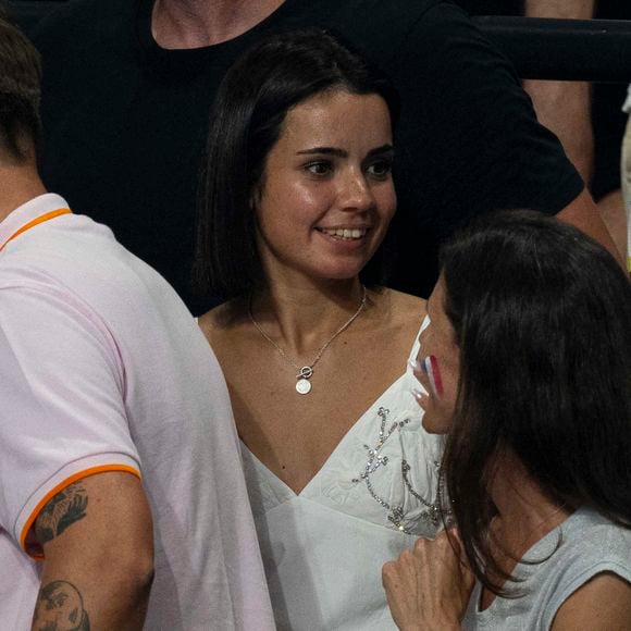 Lola Dumenil assiste a la course de son compagnon Florent Manaudou - Célébrités assistent aux épreuves de natation lors des Jeux Olympiques de Paris2024 (JO) le 2 aout 2024. © Perusseau-Jacovides/Bestimage