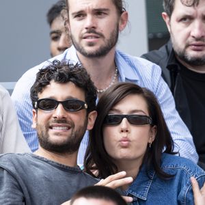 Sacha Abitbol, Adele Exarchopoulos et Zacharie Chasseriaud en tribunes lors de la finale messieurs des Internationaux de France de Tennis de Roland Garros 2025 (jour 15), à Paris, France, le 8 juin 2025. © Cyril Moreau/Bestimage