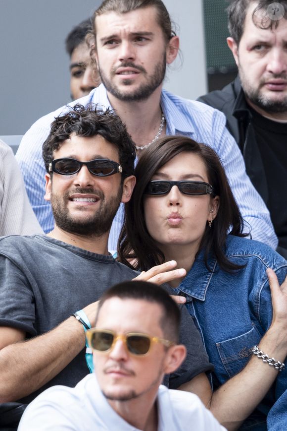 Sacha Abitbol, Adele Exarchopoulos et Zacharie Chasseriaud en tribunes lors de la finale messieurs des Internationaux de France de Tennis de Roland Garros 2025 (jour 15), à Paris, France, le 8 juin 2025. © Cyril Moreau/Bestimage