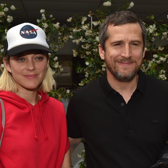 Guillaume Canet et sa ex-compagne Marion Cotillard au village lors des internationaux de France à Roland Garros le 10 juin 2018. © Veeren / Bestimage