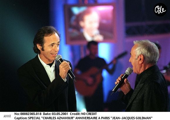 Charles Aznavour lors de l'émission spéciale anniversaire, aux côtés de Jean-Jacques Goldman.

Bestimage