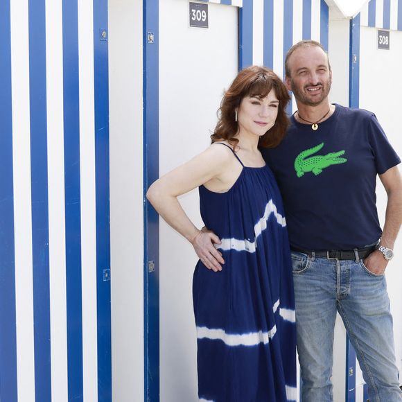 Emilie Dequenne et son mari Michel Ferracci - Photocall lors du 36ème festival du film de Cabourg, France, le 18 juin 2022. ©  Christophe Aubert/Bestimage