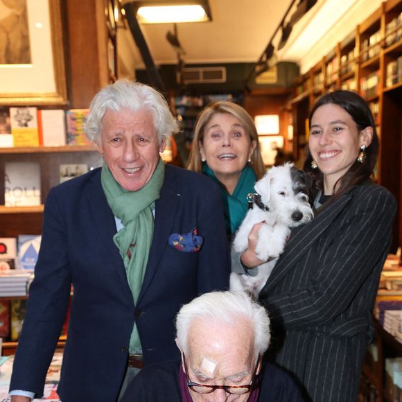 Exclusif - Philippe Labro dédicace son livre pour Alain Bernard avec sa fille et son chien, derrière sa femme Françoise Labro - Philippe Labro dédicace son livre « Deux gimlets sur la 5ᵉ Avenue » à la Librairie Galignani à Paris, France, le 5 Octobre 2024. 

© Bertrand Rindoff / Bestimage
