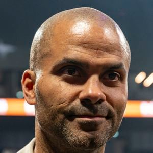 À ce tarif exceptionnel, douze privilégiés peuvent loger dans six cabines haut de gamme, choyés par un équipage de sept personnes.

Tony Parker assiste au match LDLC ASVEL vs Roca Team Monaco à LDLC Arena de Décines, le 19/11/2025. © Sandrine Thesillat / PsNewZ / Bestimage