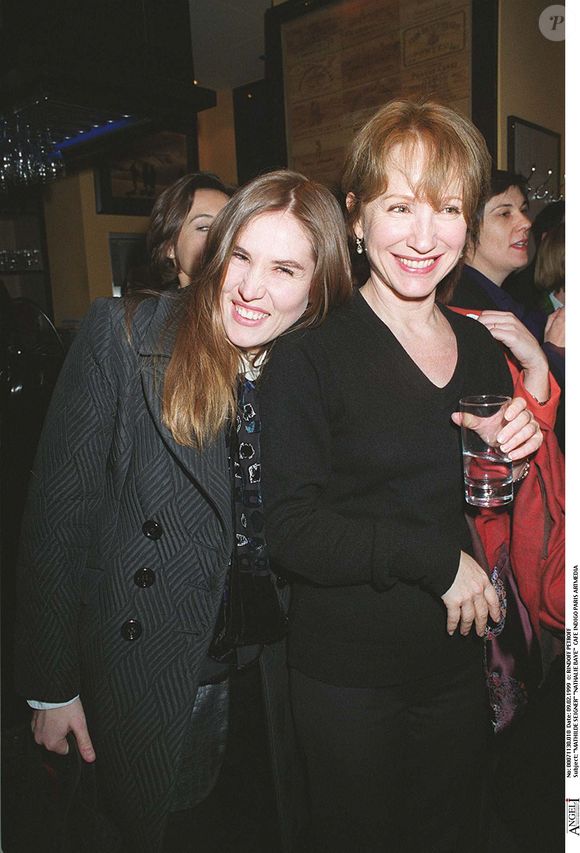 Mathilde Seigner, Nathalie Baye, Café Indigo, Paris, Artmedia, plan américain.
BERTRAND RINDOFF PETROFF / BESTIMAGE
