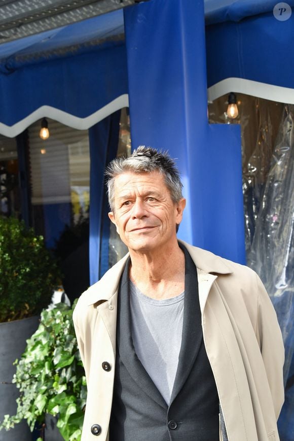 Emmanuel Carrère - E.Carrère ("Kolkhoze") et N.Allan ("Les bons voisins"), lauréats respectifs du "Prix Médicis" et du "Prix Médicis Etranger" au restaurant La Méditerranée à Paris, le 5 novembre 2025. 
© PixPlanete / Bestimage