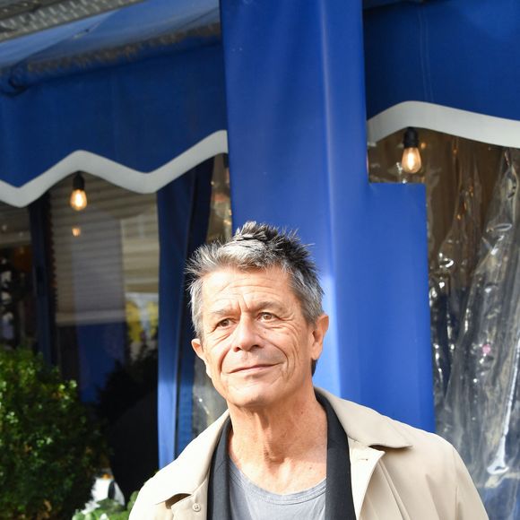 Emmanuel Carrère - E.Carrère ("Kolkhoze") et N.Allan ("Les bons voisins"), lauréats respectifs du "Prix Médicis" et du "Prix Médicis Etranger" au restaurant La Méditerranée à Paris, le 5 novembre 2025. 
© PixPlanete / Bestimage