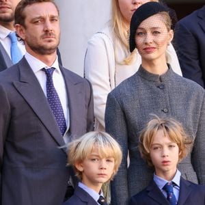 Beatrice Borromeo et Pierre Casiraghi sont devenus parents pour la troisième fois.

Andrea Casiraghi, Beatrice Borromeo, Francesco Casiraghi, Stefano Casiraghi dans la cour du palais princier le jour de la fête nationale de Monaco.

© Jean-Charles Vinaj / Pool Monaco / Bestimage
