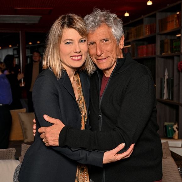 Exclusif - Mélanie Page et son mari Nagui - Générale de la pièce "Ubu Roi" d'Alfred Jarry, mise en scène par Daniel Benoin, le directeur du théâtre Anthéa à Antibes, le 3 mars 2026, avec André Marcon, qui joue le Père Ubu et Mélanie Page, dans le rôle de la Mère Ubu. Mélanie Page, qui est la femme de Nagui depuis 2010 et la mère de leurs 3 enfants, Roxanne, Annabel et Adrien, partage la scène avec Clément Althaus, Gaële Boghossian, Paul Chariéras, Paulo Correia, Benjamin Migneco, Julien Nacache, Pascal Paolini et André Marcon qui joue son mari dans cette pièce créée en 1896. Cette nouvelle production théâtre Anthéa sera présentée au public jusqu'au 21 mars avant de partir en tournée. Un texte lié par Daniel Benoin à l'actualité politique mondiale où sur un coup d'Etat pour prendre le pouvoir en Pologne, on y retrouve dans le Père Ubu des traits de caractère de Donald Trump, même la casquette rouge fait partie du costume de ce personnage lâche, avare et violent qui décide de prendre le pouvoir sans le moindre partage. Et il l'exerce avec la délicatesse d'un char d'assaut : tyrannique, spoliateur, assassin de la noblesse, des magistrats et des financiers. © Bruno Bebert/Bestimage