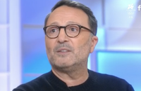 Arthur évoque ses enfants comme rarement sur le plateau de C à vous, la suite.