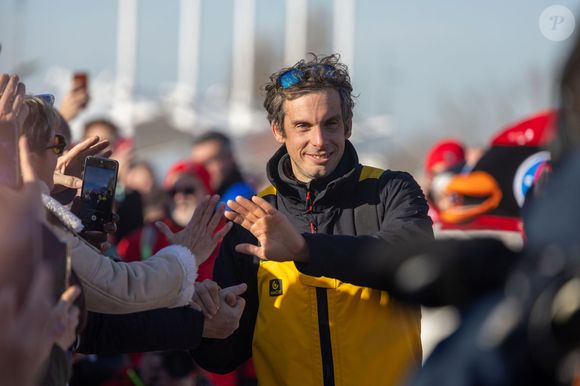 Le skipper de Macif Charlie Dalin remporte la dixième édition du tour du monde en solitaire Vendée Globe en pulvérisant le record de l’épreuve en 64 jours, 19 heures 22 minutes et 49 secondes aux Sables-d'Olonne, France, le 14 janvier 2025. © Alexis Courcoux/Psnewz/Bestimage
