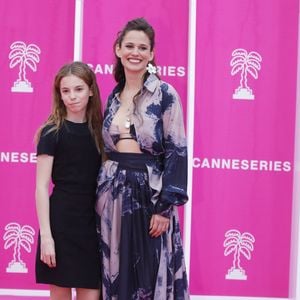 Lucie Lucas (Cannes Confidential) et sa fille Lilou - Photocall (tapis rose) du festival Canneseries saison 6 au palais des festivals à Cannes le 16 avril 2023.

© Denis Guignebourg / Bestimage