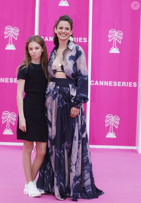 Lucie Lucas (Cannes Confidential) et sa fille Lilou - Photocall (tapis rose) du festival Canneseries saison 6 au palais des festivals à Cannes le 16 avril 2023.

© Denis Guignebourg / Bestimage