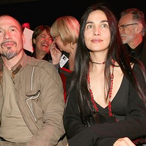 Le chanteur français Florent Pagny et sa femme Azucena assis au premier rang lors de la présentation de la collection de prêt-à-porter printemps-été 2007 des créateurs français Marithe et François Girbaud, à Paris, France, le 3 octobre 2006. Photo Khayat-Nebinger-Orban-Taamallah/Abaca