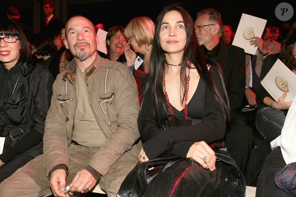 Le chanteur français Florent Pagny et sa femme Azucena assis au premier rang lors de la présentation de la collection de prêt-à-porter printemps-été 2007 des créateurs français Marithe et François Girbaud, à Paris, France, le 3 octobre 2006. Photo Khayat-Nebinger-Orban-Taamallah/Abaca