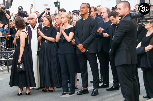 Manon Ardisson, Ninon Ardisson, Patrick Ardisson, Audrey Crespo-Mara et son fils Sékou, Gaston Ardisson et Christiane Bergognon (ex femme de Thierry Ardisson) - Sorties des obsèques de Thierry Ardisson en l’église Saint-Roch de Paris, France, le 17 juillet 2025. © Clovis-Jacovides/Bestimage