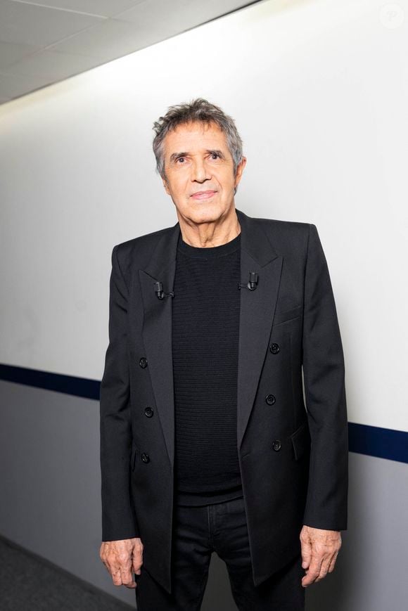 L'artiste fuit également les excès afin de protéger sa précieuse voix.

Exclusif - Julien Clerc en backstage de l'enregistrement de l'émission "Famille je vous aime" présentée par M.Drucker et qui sera diffusée le 29 décembre sur France 3, au studio Rive gauche, à Paris, France, le 2 décembre 2025. © Gaffiot-Perusseau/Bestimage