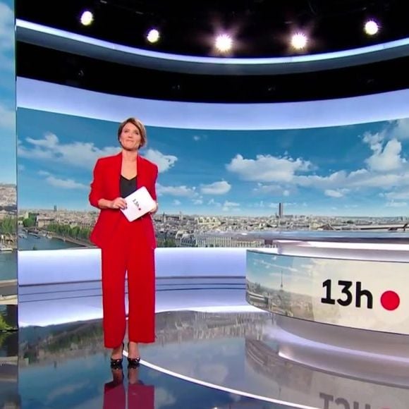 Mélanie Taravant, joker de Julian Bugier au journal télévisé de 13 heures sur France 2, lundi 20 octobre 2025.
