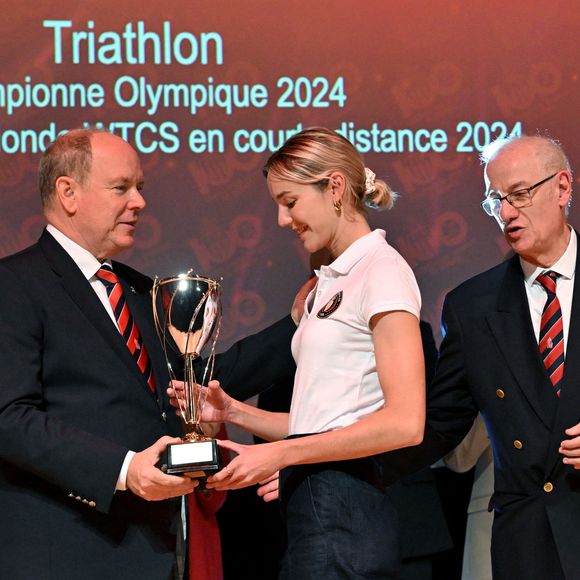La jeune femme de 27 ans espérait pouvoir y vivre une vie paisible, loin de la notoriété, cependant...

Le prince Albert II de Monaco et Cassandre Beaugrand, la championne olympique de Triathlon, Trophée d'Or et Sportive de l'année, lors de la remise des prix de l'ASM Omnisports (Association Sportive de Monaco) à l'auditorium Rainier III à Monaco, le 13 novembre 2024. © Bruno Bebert/Bestimage