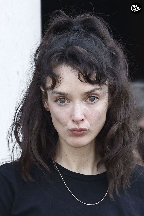 Charlotte Le Bon a aussi été aperçue.

Charlotte Le Bon  aux obsèques de M.Satrapi au Crématorium du Père-Lachaise à Paris, le 19 juin 2026. 
© Cyril Moreau / Bestimage