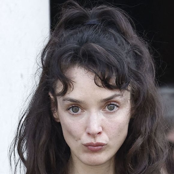 Charlotte Le Bon a aussi été aperçue.

Charlotte Le Bon  aux obsèques de M.Satrapi au Crématorium du Père-Lachaise à Paris, le 19 juin 2026. 
© Cyril Moreau / Bestimage