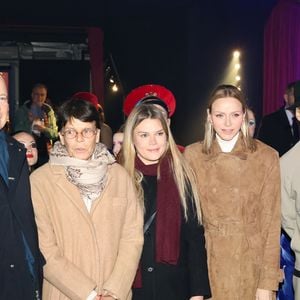 La princesse Charlène était accompagnée de son époux, de la princesse Stéphanie et de sa fille Camille Gottlieb.

Le prince Albert II de Monaco, La princesse Charlène de Monaco, La princesse Stéphanie de Monaco, Camille Gottlieb lors du spectacle Monaco sous les Etoiles, sous le chapiteau de Fontvieille à Monaco, le 22 décembre 2025. 
© Claudia Albuquerque / Bestimage