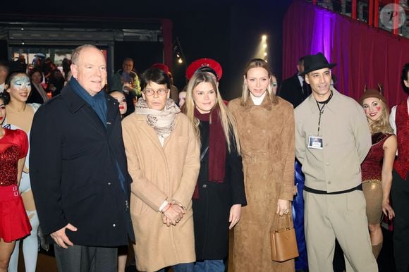 La princesse Charlène était accompagnée de son époux, de la princesse Stéphanie et de sa fille Camille Gottlieb.

Le prince Albert II de Monaco, La princesse Charlène de Monaco, La princesse Stéphanie de Monaco, Camille Gottlieb lors du spectacle Monaco sous les Etoiles, sous le chapiteau de Fontvieille à Monaco, le 22 décembre 2025. 
© Claudia Albuquerque / Bestimage