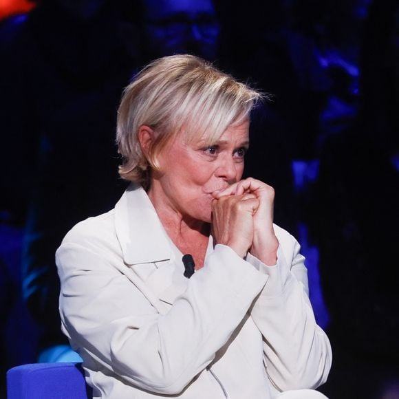 Elle recevra Muriel Robin, 

Exclusif - Muriel Robin - Enregistrement de l'émission "La Boîte à secrets", au Studio du Lendit, présentée par F.Bollaert et diffusée le 24 janvier sur France 3. Le 16 décembre 2024
© Christophe Clovis / Bestimage