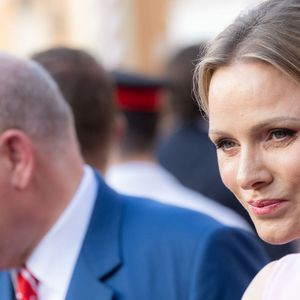 Le Prince Albert II et la Princesse Charlène de Monaco, S.A.S. le Prince Jacques et S.A.S. la Princesse Gabriella traversent la foule pour saluer les Monégasques venus fêter leur Prince sur la place du Palais, à Monaco, le 19 juillet 2025, dans le cadre des célébrations du 20e anniversaire du règne du Prince Albert II de Monaco. © Olivier Huitel/Pool Monaco/Bestimage