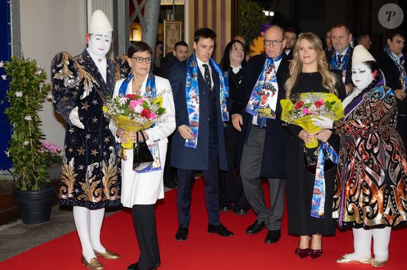 Élégante en blanc, la princesse portait une veste à boutons, tandis que sa fille Camille avait choisi un ensemble noir sobre et raffiné.

S.A.S. le Prince Albert II de Monaco (Le prince Albert II de Monaco), S.A.S. la Princesse Stéphanie de Monaco (La princesse Stéphanie de Monaco), Louis Ducruet et Camille Gottlieb assistent à l'ouverture du 48ème Festival International du Cirque de Monte-Carlo, à Monaco, le 16 janvier 2026. © Olivier Huitel/Poo Monaco/Bestimage