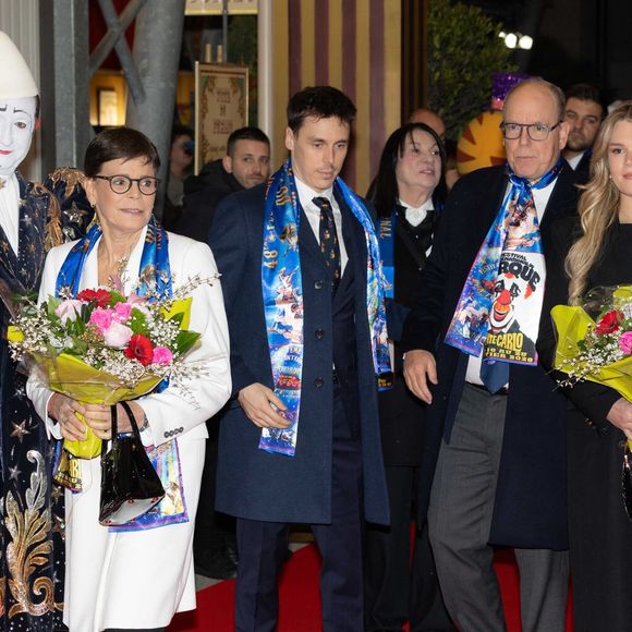 Élégante en blanc, la princesse portait une veste à boutons, tandis que sa fille Camille avait choisi un ensemble noir sobre et raffiné.

S.A.S. le Prince Albert II de Monaco (Le prince Albert II de Monaco), S.A.S. la Princesse Stéphanie de Monaco (La princesse Stéphanie de Monaco), Louis Ducruet et Camille Gottlieb assistent à l'ouverture du 48ème Festival International du Cirque de Monte-Carlo, à Monaco, le 16 janvier 2026. © Olivier Huitel/Poo Monaco/Bestimage