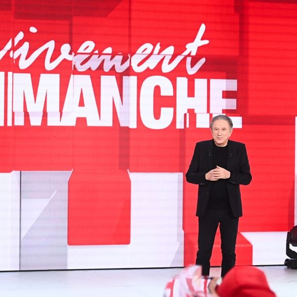Michel Drucker présente comme chaque semaine son émission "Vivement dimanche".

Exclusif - Michel Drucker lors de l'enregistrement de l'émission "Vivement dimanche" au studio Rive Gauche, présentée par M. Drucker avec une diffusion sur France 3. © Guillaume Gaffiot/Bestimage