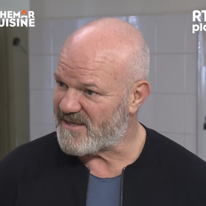 Philippe Etchebest est aux commandes de "Cauchemar en cuisine".

Philippe Etchebest dans "Cauchemar en cuisine" avec Marie-Laure et Patrice, restaurateurs du Finistère.